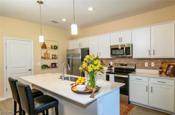 2433 Avocado LN, Naples, FL 34120