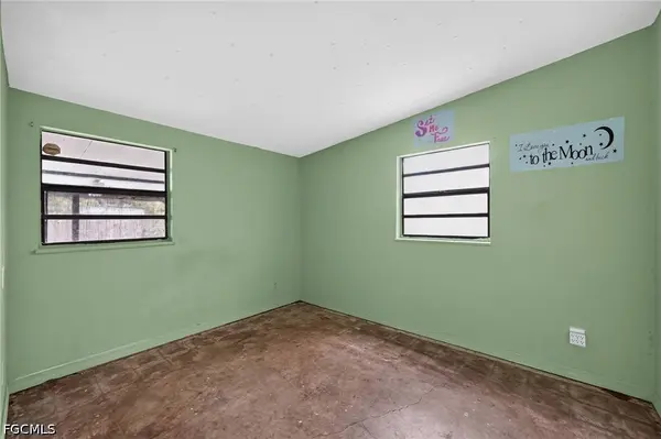 1223 Embassy LN, Naples, FL 34104