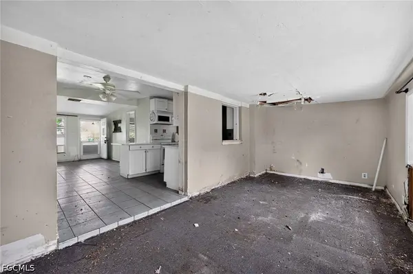 1223 Embassy LN, Naples, FL 34104
