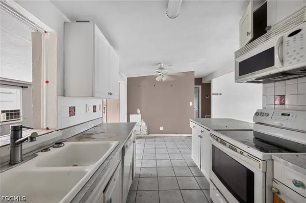 1223 Embassy LN, Naples, FL 34104