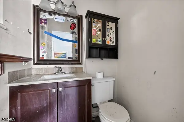 1223 Embassy LN, Naples, FL 34104