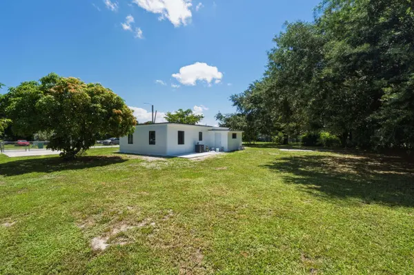 2405 NW 159th RD, Miami Gardens, FL 33054