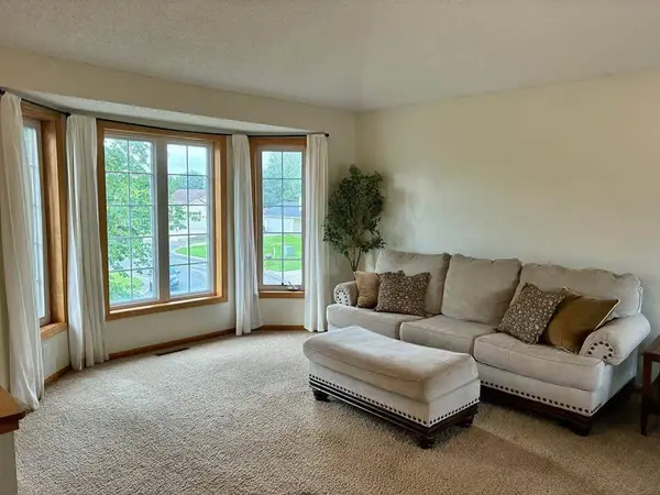 1283 Creekside DR, Waconia, MN 55387