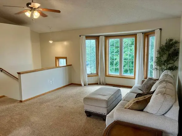 1283 Creekside DR, Waconia, MN 55387