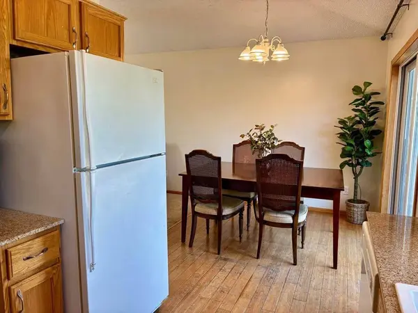 1283 Creekside DR, Waconia, MN 55387