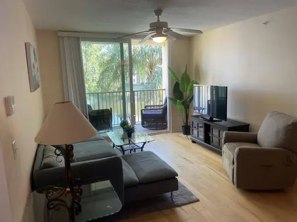 712 VILLA CIR
