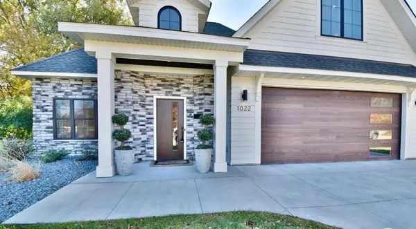1022 Gardner ST E, Wayzata, MN 55391