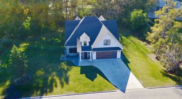 1022 Gardner ST E, Wayzata, MN 55391