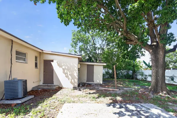 2740 NW 2ND ST, Boynton Beach, FL 33435