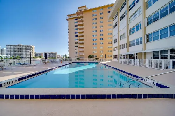 111 Golden Isles DR #D2, Hallandale Beach, FL 33009