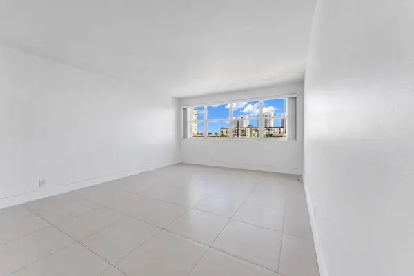 111 Golden Isles DR #D2, Hallandale Beach, FL 33009