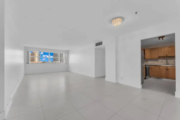 111 Golden Isles DR #D2, Hallandale Beach, FL 33009