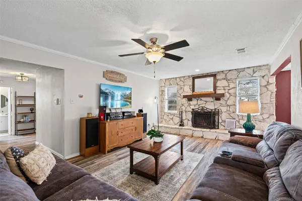 3900 Cresthill RD, Benbrook, TX 76116
