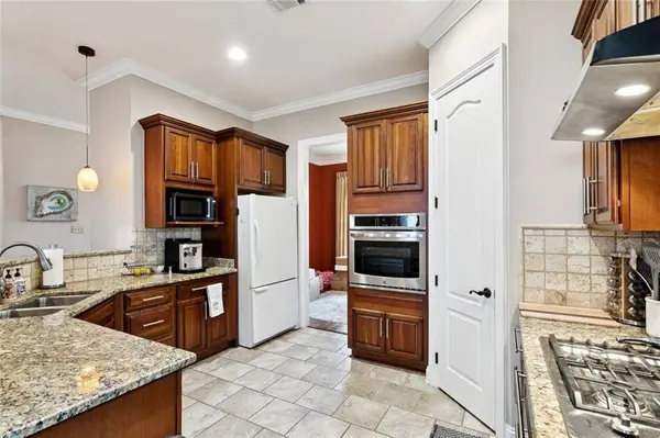616 RIDGEWOOD DR, Metairie, LA 70001