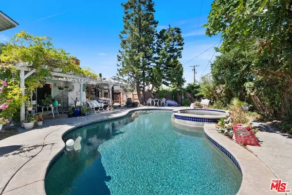 1075 Corona Ln, Costa Mesa, CA 92626