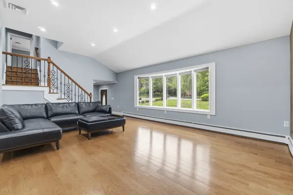 651 Floyd St, Englewood Cliffs, NJ 07632-2049