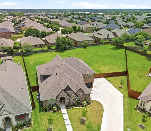 902 S Bluebird LN, Midlothian, TX 76065