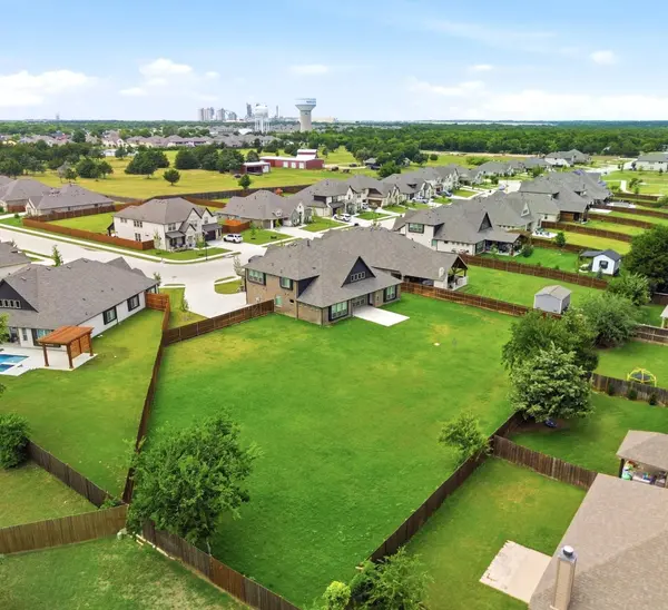 902 S Bluebird LN, Midlothian, TX 76065