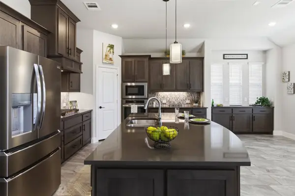902 S Bluebird LN, Midlothian, TX 76065
