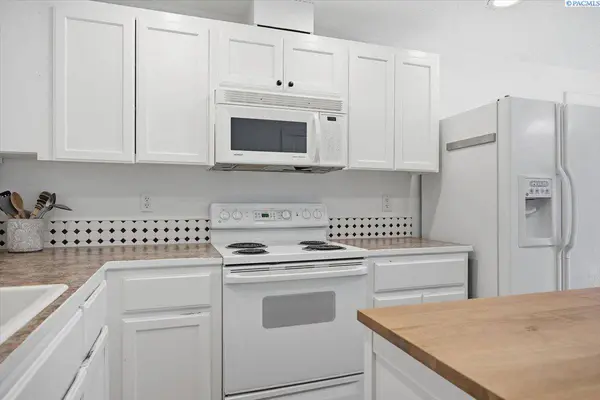1607 W 33rd Ave, Kennewick, WA 99337