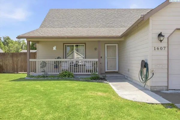 1607 W 33rd Ave, Kennewick, WA 99337
