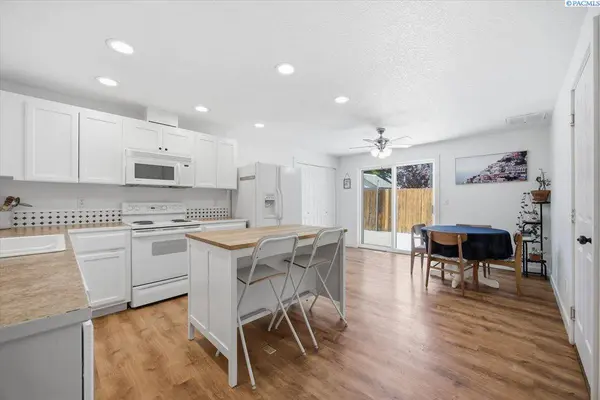 1607 W 33rd Ave, Kennewick, WA 99337