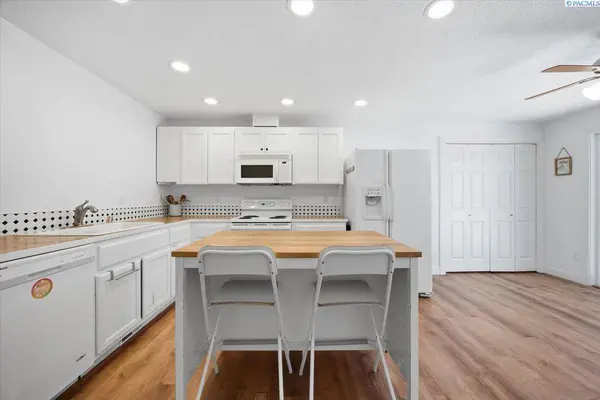 1607 W 33rd Ave, Kennewick, WA 99337
