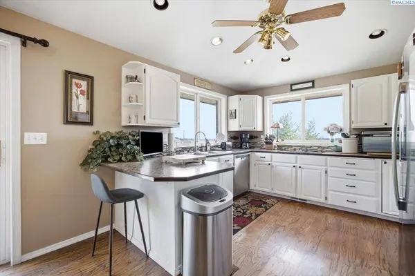 210 Rachel Rd, Kennewick, WA 99338
