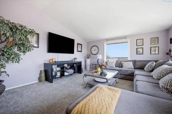 210 Rachel Rd, Kennewick, WA 99338