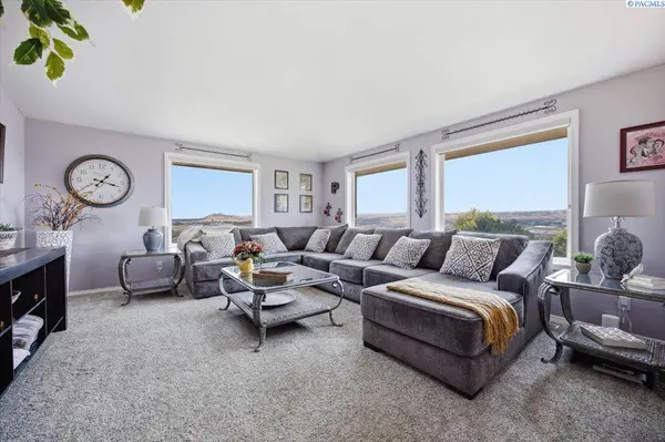 210 Rachel Rd, Kennewick, WA 99338