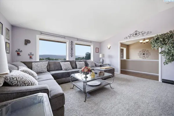 210 Rachel Rd, Kennewick, WA 99338