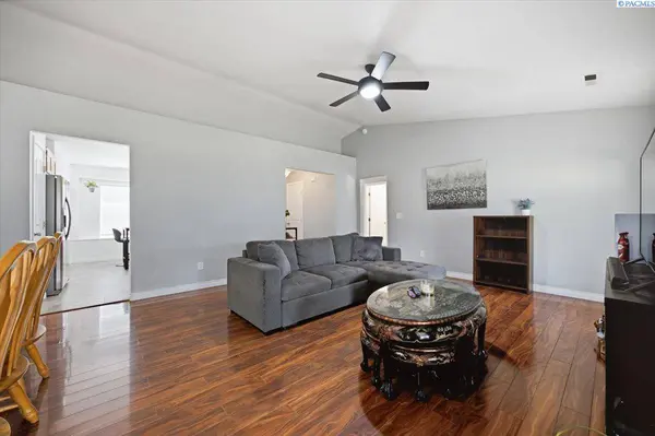 4501 W Grand Ronde Ave, Kennewick, WA 99336