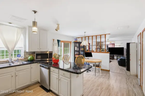 222 Martha LN, Blakeslee, PA 18610