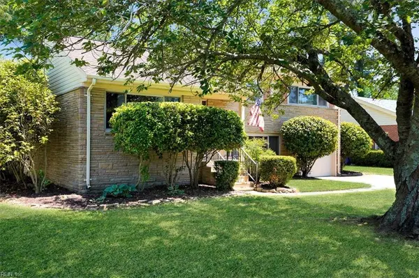 244 E McGinnis Cir, Norfolk, VA 23502