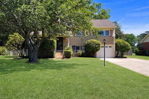 244 E McGinnis Cir, Norfolk, VA 23502