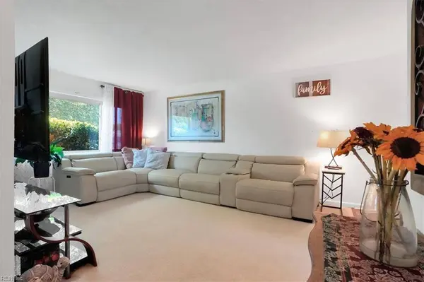 244 E McGinnis Cir, Norfolk, VA 23502