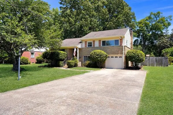 244 E McGinnis Cir, Norfolk, VA 23502