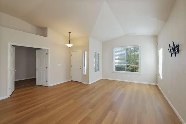 933 Lake Canyon AVE, Galt, CA 95632