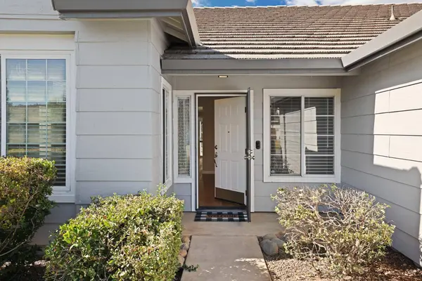 933 Lake Canyon AVE, Galt, CA 95632