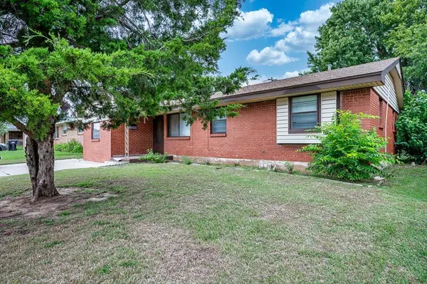 811 NW 1st ST, Moore, OK 73160