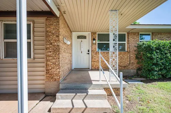 125 SW 6th ST, Moore, OK 73160