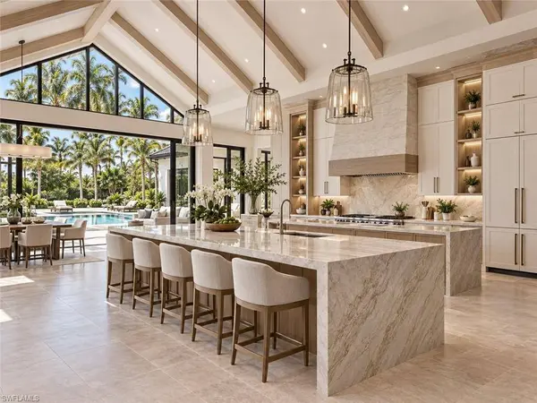 2401 Coach House LN, Naples, FL 34105