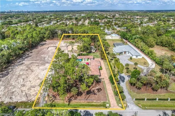 2401 Coach House LN, Naples, FL 34105