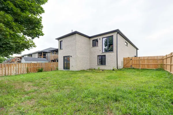 42 Alexander CIR, Strathroy-caradoc, ON N7G 0B5
