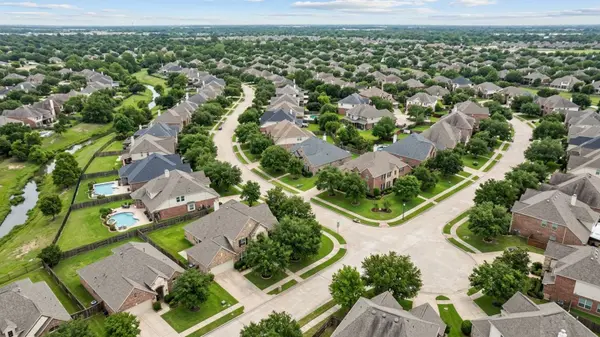 Real Estate and Living in Friendswood, TX vs Houston: A 2026 Comparison