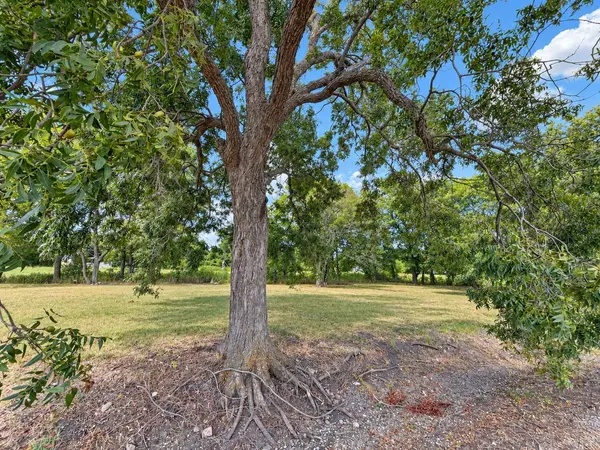 82 10th ST, Honey Grove, TX 75446