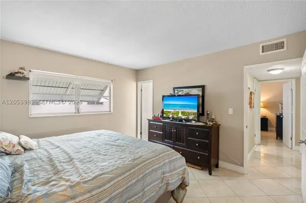 1000 Hillcrest Ct #214, Hollywood, FL 33021