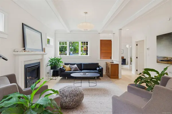1217 Hewlett Pl, Oak Bay, BC V8S 4P6