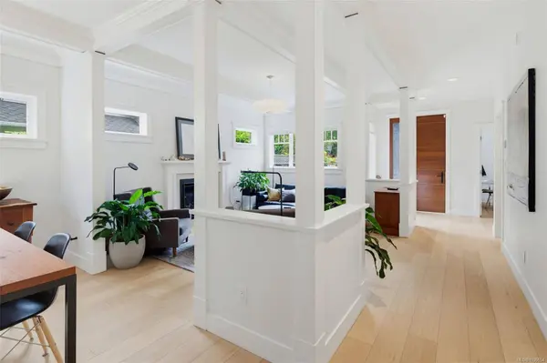 1217 Hewlett Pl, Oak Bay, BC V8S 4P6