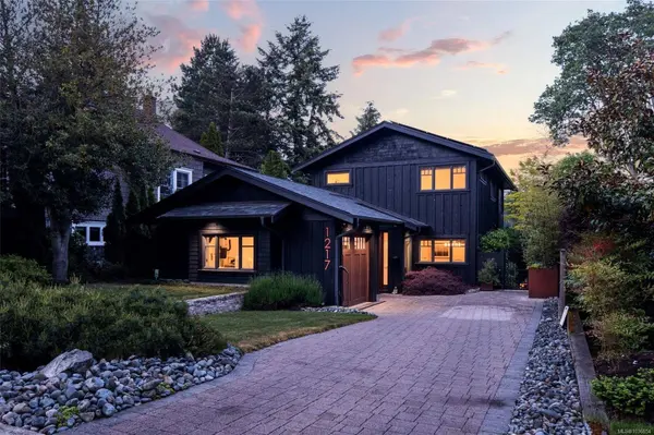 1217 Hewlett Pl, Oak Bay, BC V8S 4P6